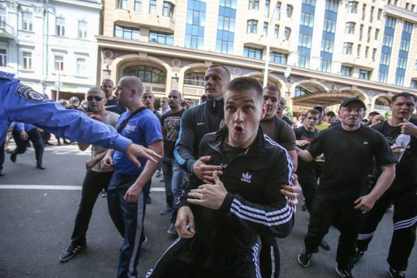 ДИВІТЬСЯ ФОТО: Напад на журналістів на мітингу