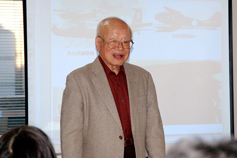 Го Масао виступає з лекцією, присвяченою особистого військовому досвіду (фотограф Масуда Мікі)