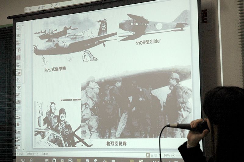 Під час лекції Го використовує багато архівних фотографій військового періоду