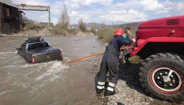 На Закарпатті в річку знесло авто разом з людьми / Фото: У ГСЧС України в Закарпатській області