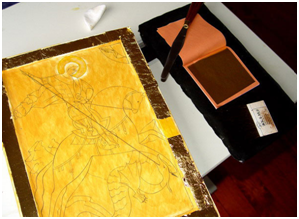 Робити це потрібно буквально затамувавши подих, сусальне золото дуже тонке і при будь-якому зітханні летить, куди захоче