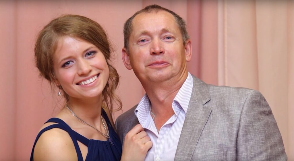 У нього вже своя сім'я і він володіє власним успішним бізнесом в Москві