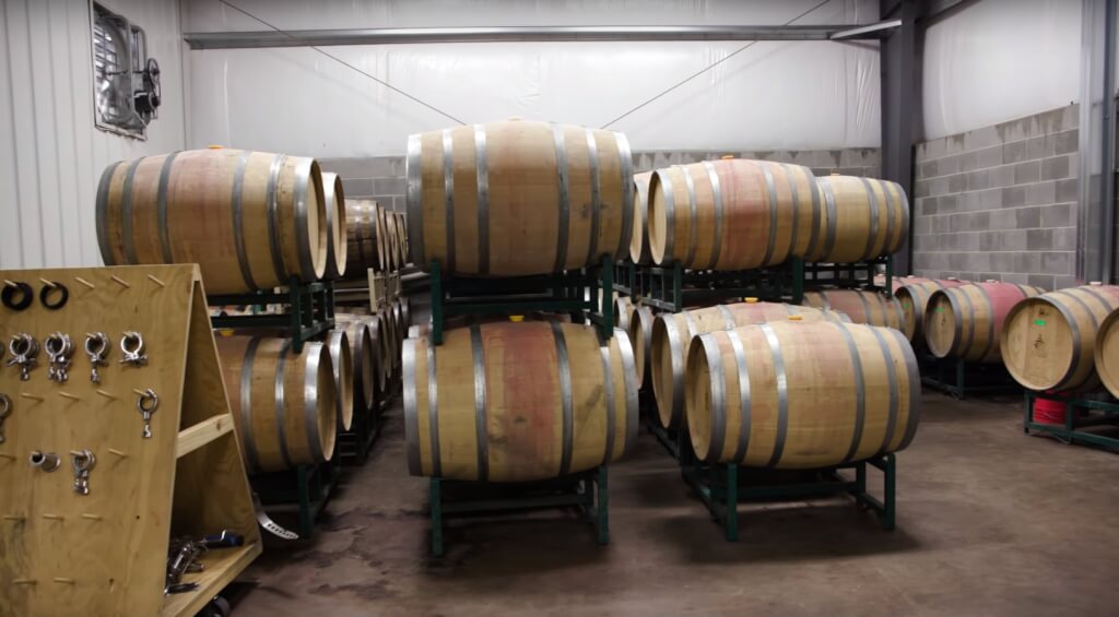 У 2012 році побудували виноробню, і заклали перші бочки