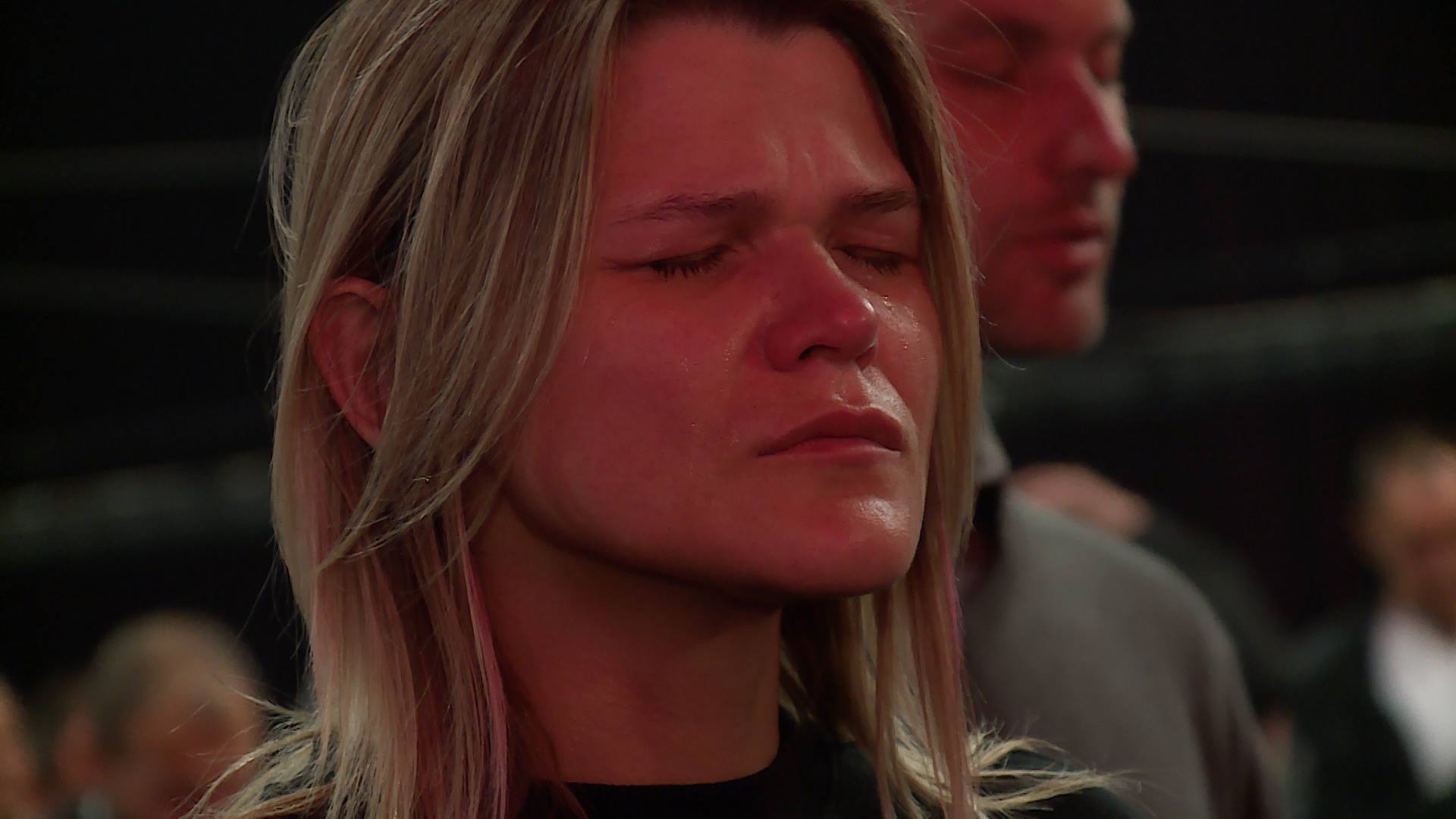 На перший погляд, дійство в цілому дуже скидається на американський формат протестантських богослужінь