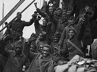 2 квітня 1917 року президент Вудро Вільсон оголосив, що США перебувають в стані війни з Німеччиною, що 4 квітня було підтверджено Сенатом і 6 квітня - Конгресом