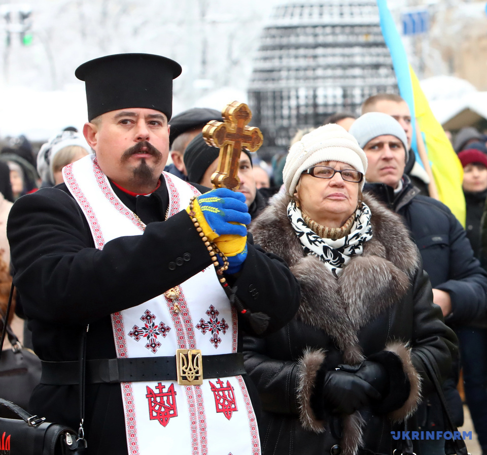 Я обережно запитую, хто платив за квитки, а вона відверто говорить, що всі, хто мав кошти, їхав за свої, а тим, хто не мав, змогла допомогти єпархія, тому що це особлива молитва, яку вони підносили все сім місяців автокефального процесу , і особливе очікування, що всі бажаючі мали потрапити