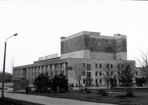 Велике будинок з колонами і шпилем, звернене фасадом до якогось монументу, за яким тягнуться зелені газони з доріжками для пішоходів, навколо безліч новобудов, розташованих півколом - такий в 50-х роках минулого століття радянські містобудівники бачили нову центральну площу, що будується на перетині вулиць Радянської та Чкалова