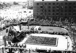 На старих фотографіях, де зображена багатотисячна демонстрація,   видно, що сцена з портретом Володимира Леніна перебувала поблизу нинішнього фонтану