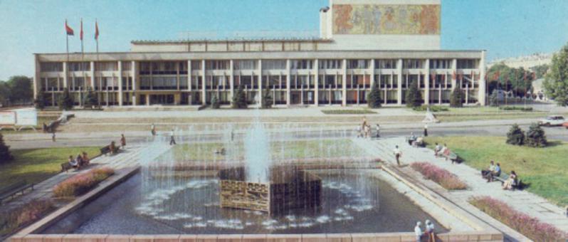 Інша легендарна особистість Палацу - Михайло Григорович Кізельман, керівник танцювального колективу «Суднобудівник» і організатор оперно-вокальної студії, відкритій в 1968 році і працює і понині