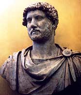 Як у гречанок, так і у римлянок до них ставилися mamillare -повязка з м'якої шкіри, яка надягала на голе тіло і підтримувала груди знизу, і strophium - нагрудна пов'язка, що носиться поверх нижньої туніки