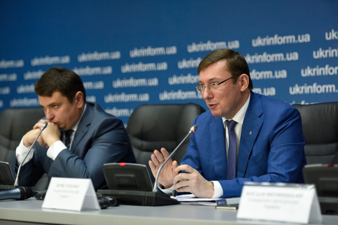 - Мої попередники пішли у відставку через те, що були рабами цих білих телефонів, - каже Луценко, киваючи в бік дев'яти апаратів внутрішнього зв'язку, за якими можуть дзвонити все - починаючи від президента, закінчуючи головою обладміністрації