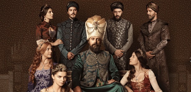 Саме в цій віддаленій епосі і розгортаються сюжетні лінії серіалу «Чудовий вік», сплітаючись воєдино подібно ниткам східного килима