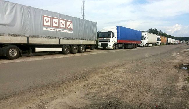 Пізніше на невеликому пікапі займався доставкою фарби по Чернігівській області