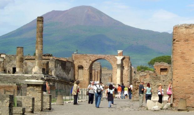 Дата виверження була відома з листа Плінія Молодшого, який був свідком події, але довгі роки були підозри, що монахи, переписували цей лист, годі було й правильно розібрати дату