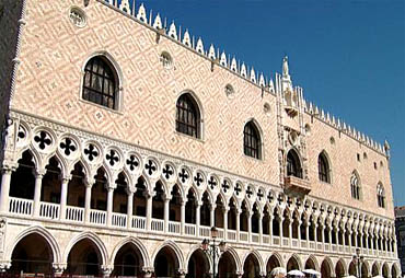 розташоване на   площі Святого Марка   біля   кафедрального собору