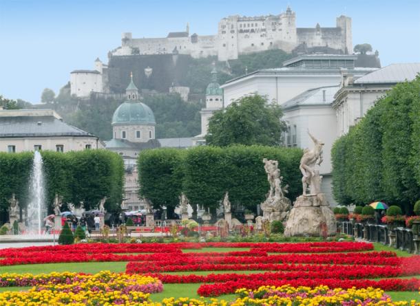 Провести своє весілля в цьому романтичному місці мріють молодята не тільки з Австрії, але з багатьох інших країн світу