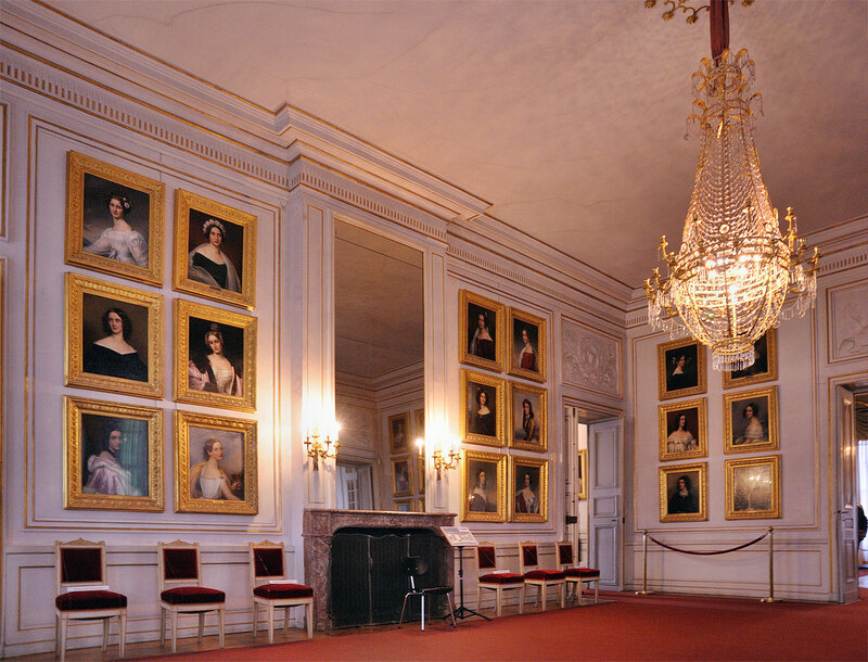 Також відклалися в пам'яті Гобеленова кімната з брюссельськими творами 1700 роки, Гербова кімната, Китайський лаковий кабінет і, звичайно, той зал, входячи в який, все без винятку чоловіки особливо пожвавлюються