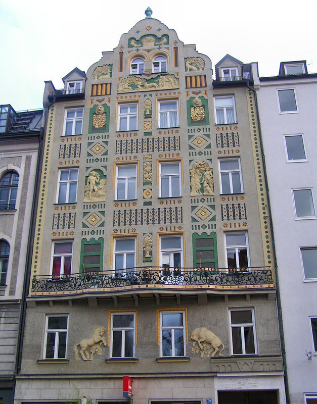 На зворотному шляху Великої прогулянки по Мюнхену мені попалося на очі ефектне будівлю, зображенням якого хочу завершити свою розповідь: