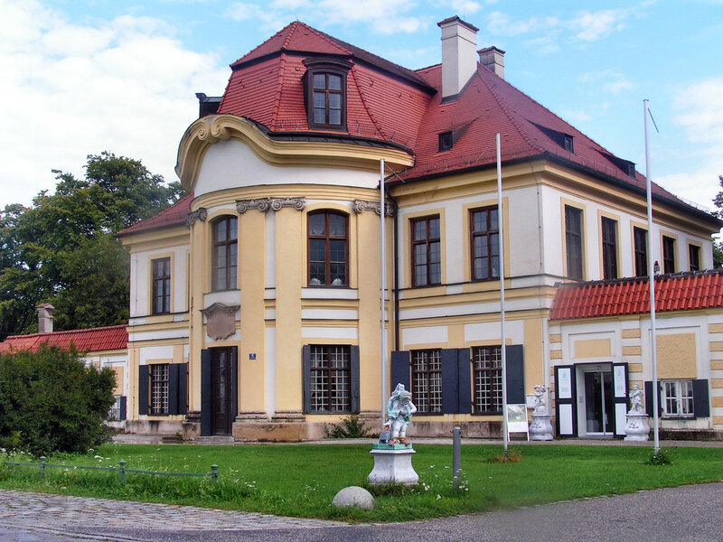 У цій будівлі палацового комплексу розташована порцелянова мануфактура, про яку я скажу нижче: