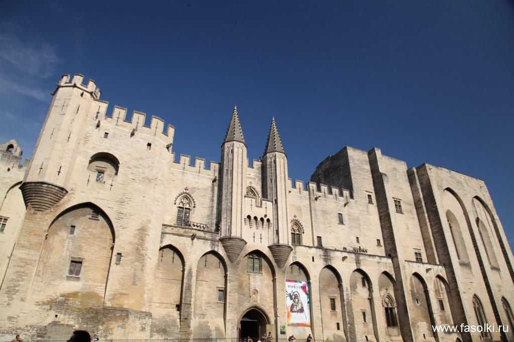 Залишити без уваги цю найважливішу і помітну пам'ятку Авіньйона ніяк не можна, тому що Папський палац, об'єкт Світової спадщини ЮНЕСКО, пов'язаний з ключовими подіями в житті не тільки міста, а й усього католицького світу