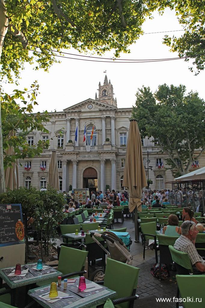 ), Магазини і навіть карусель