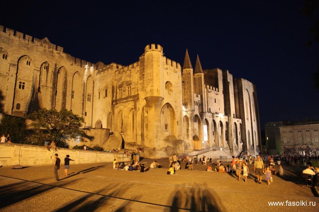 У той же час до наших днів не збереглося багате внутрішнє оздоблення Папського палацу, яке було розграбовано під час революції