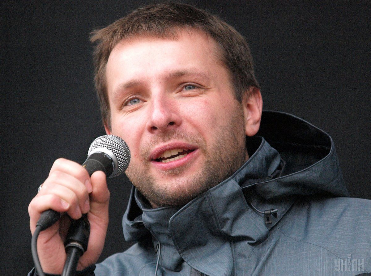 У зв'язку з цим прокурор висловила сумнів в тому, що депутат Володимир Парасюк, який хоче взяти активіста Майдану Івана бубонцями на поруки, зможе забезпечувати виконання підозрюваним процесуальних зобов'язань