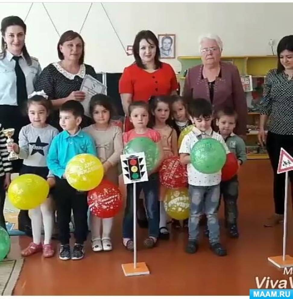 Конспект заняття з ППД «Країна правил дорожнього руху» в середній групі   Програмні завдання: закріпити знання дітей про світлофор, його сигналах;  систематизувати знання дітей про дорожніх знаках, про значенні;  закріпити знання про наземному і повітряному транспорті;  розвивати спостережливість, зорову пам'ять;  розвивати вміння відповідати повним відповіддю