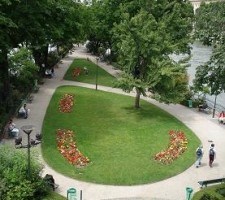 Якщо тобі пощастило,   і ти в молодості   жив в Парижі то,   де б ти не був   потім, він до кінця днів твоїх залишиться з тобою,   тому що Париж - це   свято, яке   завжди з тобою