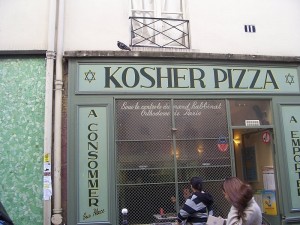 Час обмежений, тому спускаємося з головою Тернопільської обласної єврейської громади Ігорем Кацнером вниз, переходимо по мосту через Сену і через 10 хвилин виходимо до Тріумфальної арки