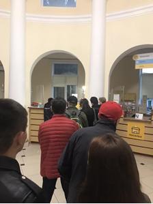 предприятий перевалював за мільярд, якість послуг падає (на фото нижче чергу «за обслуговуванням» в Києві і вхід в поштове відділення в центрі Одеси), листоноші масово звільняються через зубожіння і