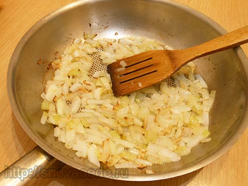 Цибулю дрібно порізати і обсмажити на рослинному маслі, коли цибуля зазолотиться додати подрібнений часник, зіру, перемішати