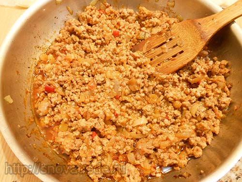 У процесі приготування фарш періодично помішувати, великі шматки фаршу розминаючи лопаткою