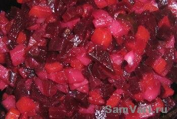 Салат з помідорів з базиліком   (3 середніх помідора, 1 гілочка базиліку, 1 невеликий стручок болгарського перцю, 1 цибулина, 2 столові ложки олії рослинного, сіль)