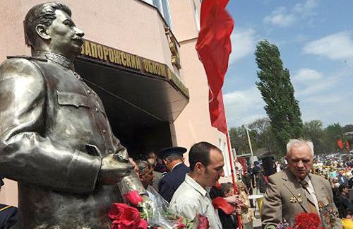 встановлення в Запоріжжі, напередодні 9 травня, пам'ятника Йосипу Сталіну