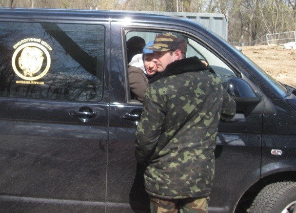 Коли на місці почали з'являтися інші журналісти, кінологи сіли в авто і поїхали