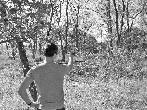 Свідок студент Костянтин показує, в якому напрямку зник чоловік, якого вони з дівчиною бачили на місці злочину