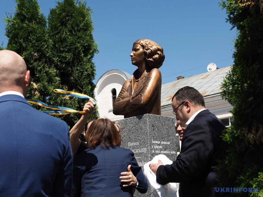 Події наступних декількох років, протягом яких Ауслендер перебувала в чернівецькому гетто, залишили незворотні травми в душі поетеси