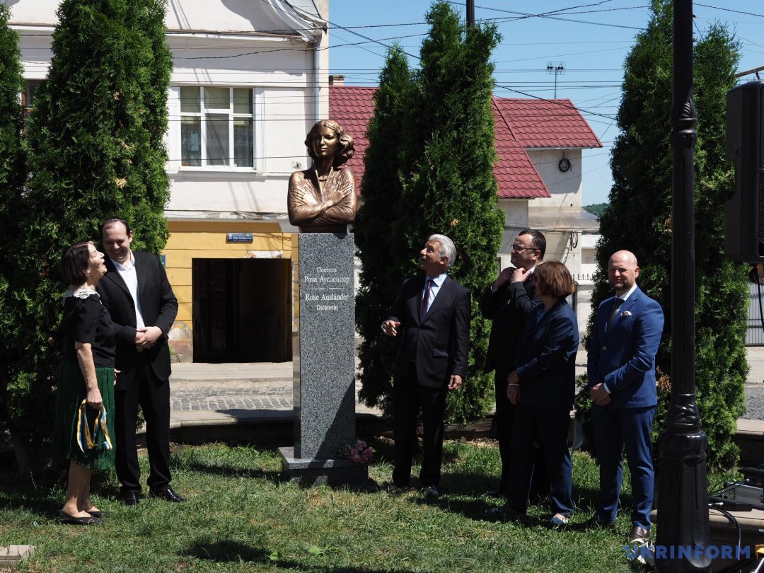 Спадщина Рози Ауслендер становить більше двадцяти книг поезій, тільки одна з яких - Заборонене дерево - на англійській мові