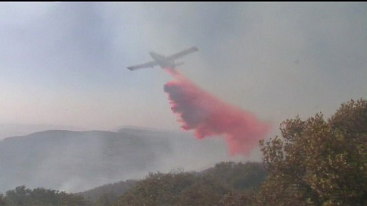 Image caption Для влади Ізраїлю зараз найголовніше - загасити вогонь і врятувати людей   Влада Ізраїлю вважають, що причиною більшості пожеж, що сталися за минулі дві доби по всій країні, є навмисні підпали