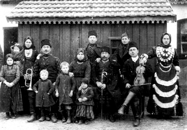 Багаті будинку дуже схожі на болгарські, з довгою верандою, підпертої колонами вздовж будинку