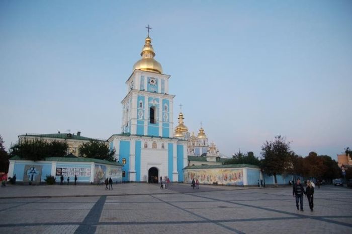 Після прогулянки по території Софійського собору, перетнули однойменну площу і перемістилися на Михайлівську, до комплексу Михайлівського Золотоверхого монастиря