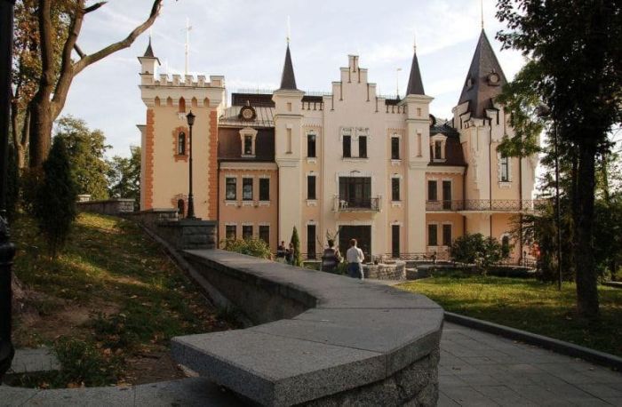 Тут знаходиться фонтан Дюймовочки, Театр ЛЯЛЕК в оточенні героїв «Золотого ключика», Музей води