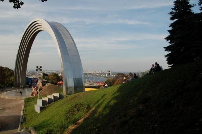 Повернувши трохи правіше, виявилися перед містком