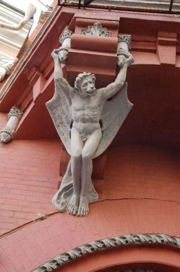 Потім ми помітили одне з найзагадковіших будівель Києва, іменоване в різних джерелах «Будинок лицаря» або «Замок Синьої Бороди»