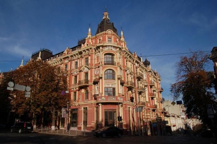 Вхід в нього охороняють крилаті ікласті істоти, схожі на летючих мавп