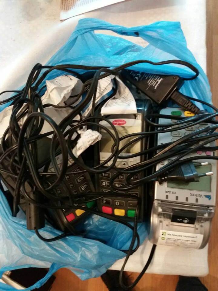 У прокуратурі уточнили, що в подальшому учасники злочинного угруповання здійснювали фіктивні операції по нібито повернення товарів, після чого Приватбанк проводив операцію по поверненню коштів на відповідну банківську картку за свій рахунок, оскільки на банківських рахунках фіктивних підприємств кошти вже були відсутні