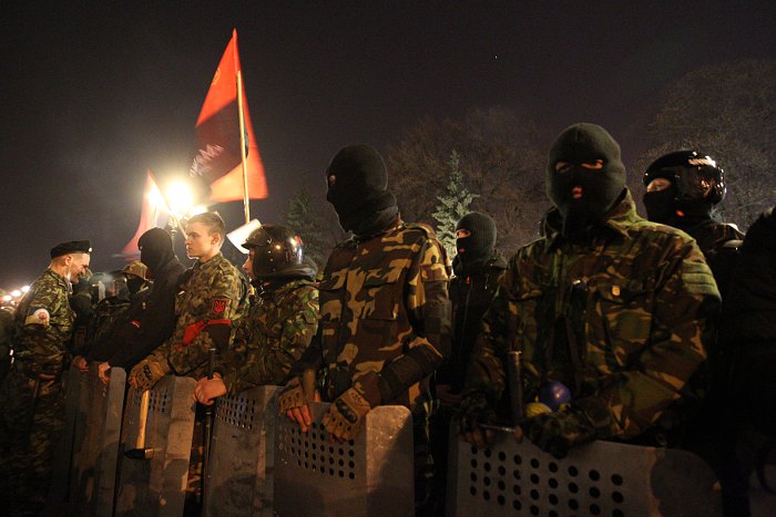 В обставинах смерті відомого українського націоналіста буде розбиратися незалежна парламентська комісія   Активісти Правого сектора стоять в пікеті біля будівлі Верховної ради в Києві