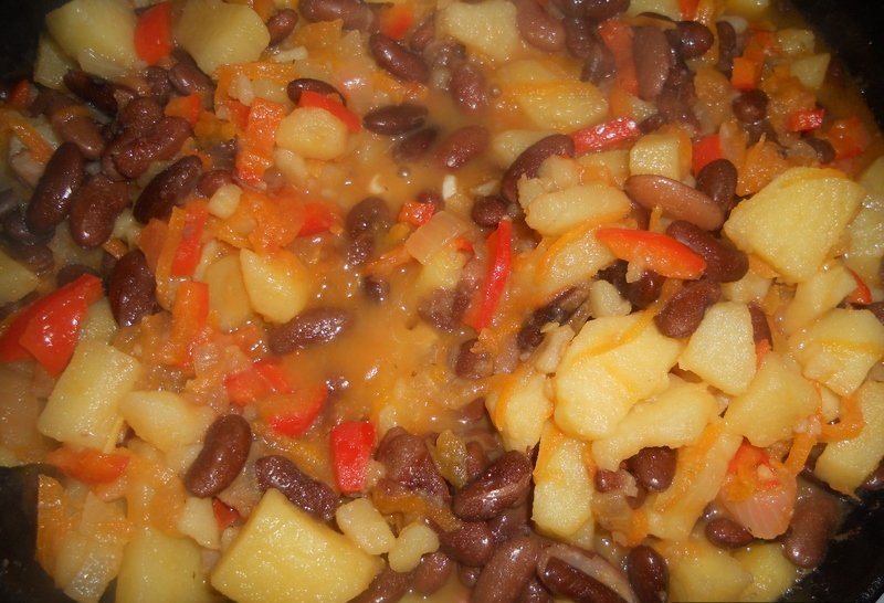 5-6 картоплин, 1 цибулина, 1 морквина, 1 банка консервованої квасолі, 3-4 зубчики часнику, зелень, рослинне масло, сіль за смаком