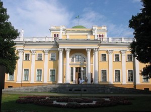 Стародавні стіни зберігають народжені народної чуткою легенди про скарби, привидів і поземних лабіринтах